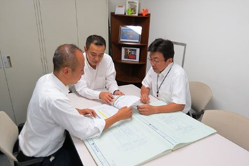 [株式会社T.D.S]竣工図書の確認の様子